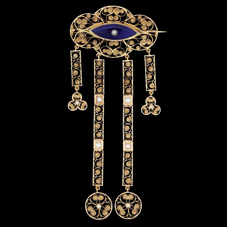 BROSCH, 18k guld med små pärlor och blå emalj. JLF, Stockholm, 1912. Vikt 14g.