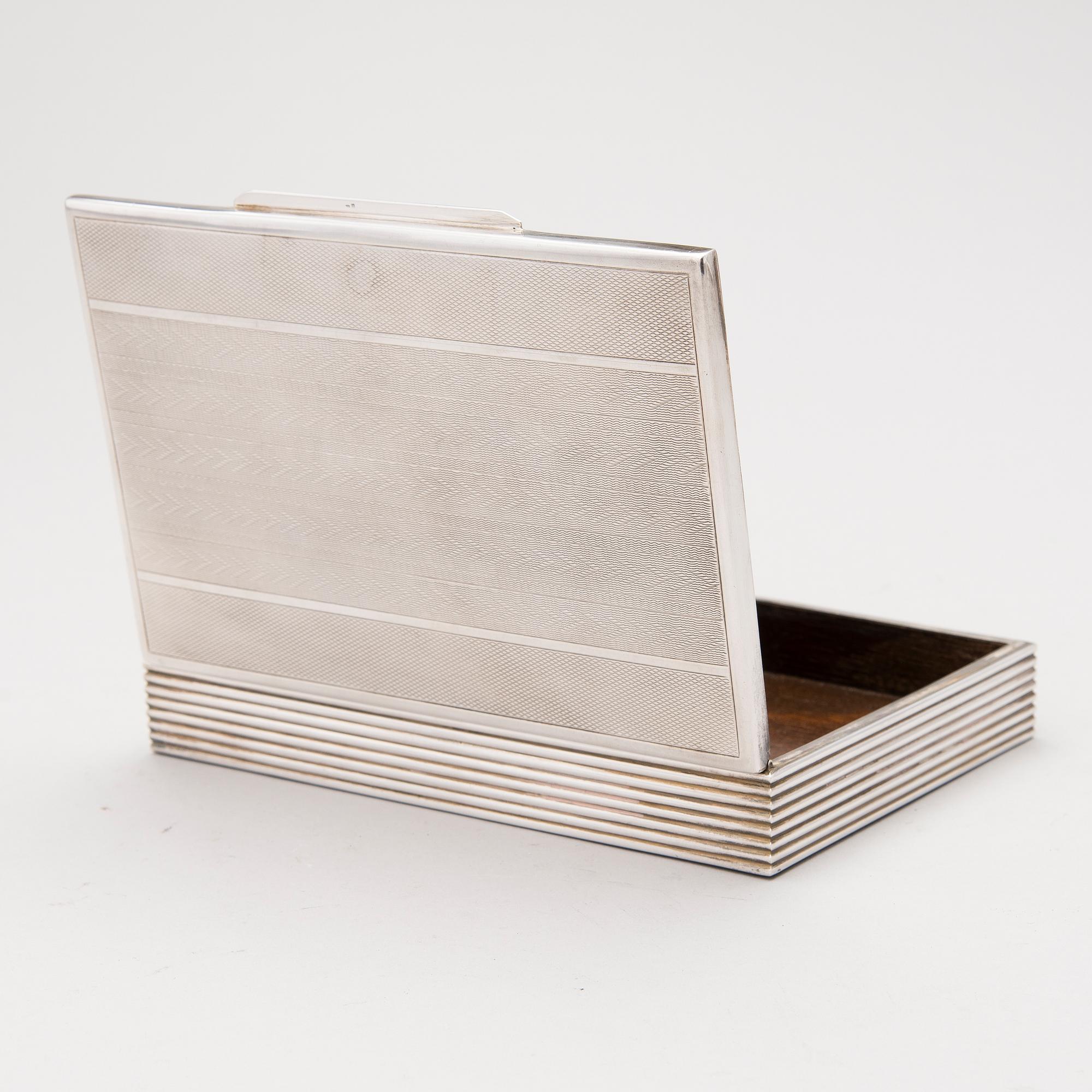 A cigarette case in silver, Dutch import mark ZII.