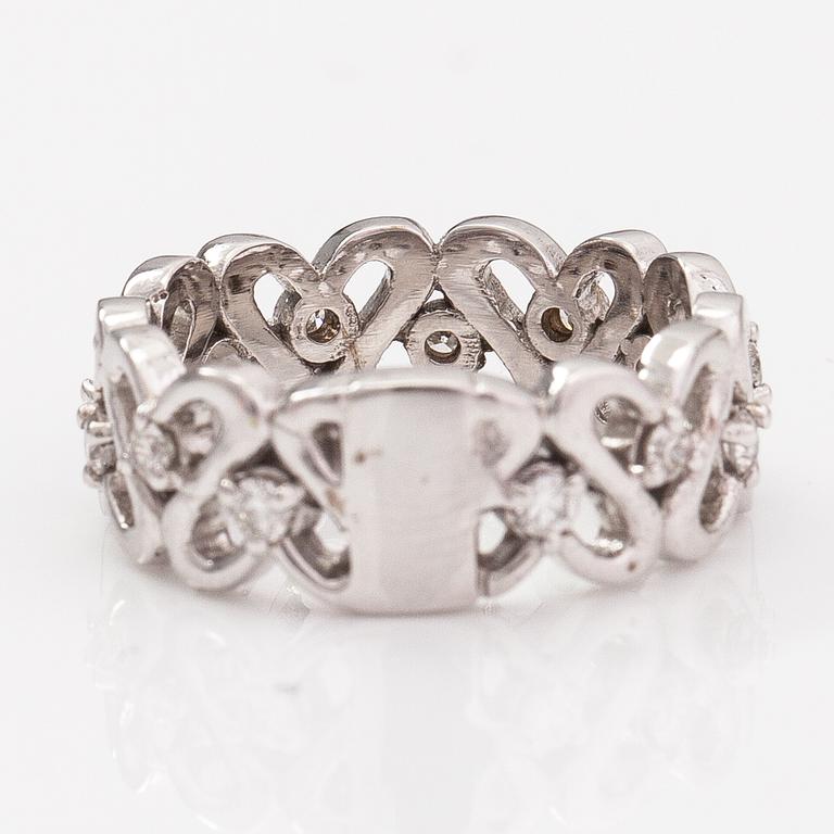 An 18K white gold ring with diamonds ca. 0.40 ct in total.