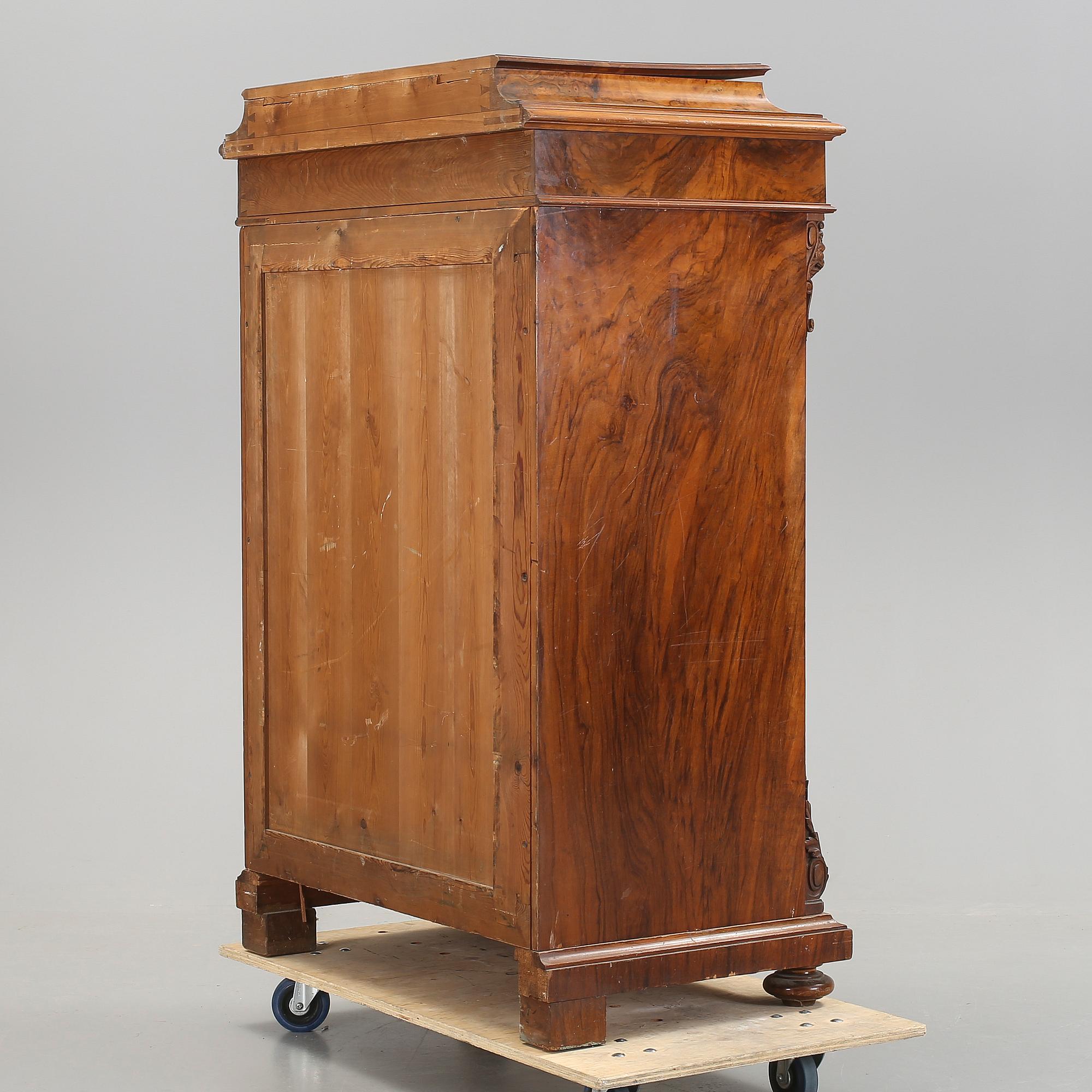 CHIFFONJÉ, nyrenässans, 1800-talets andra hälft.