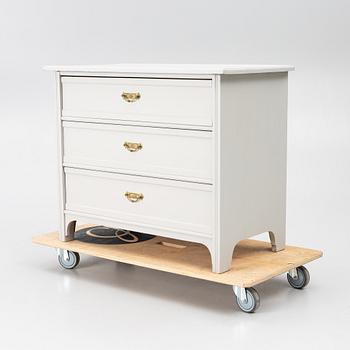 A chest of drawers, early 20th Century.