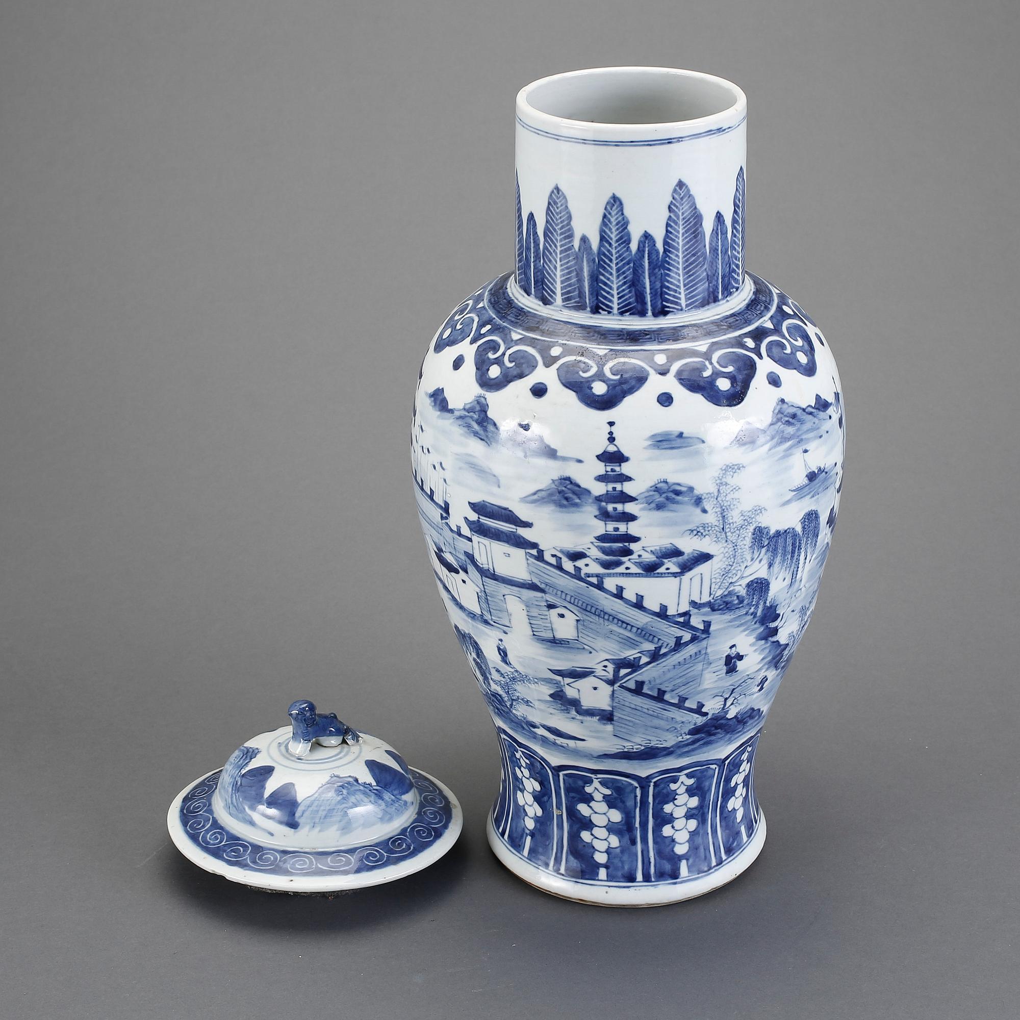 URNA med LOCK, porslin, Kina, 18/1900-tal.