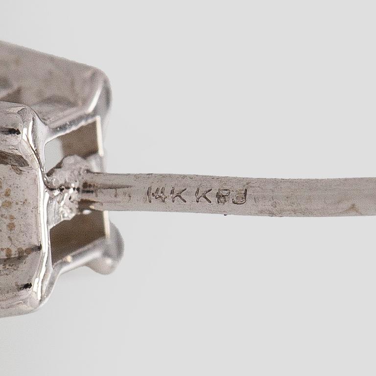 Korvakorut, prinsessihiotut timantit yhteensä noin 1,00 ct, 14K valkokultaa.