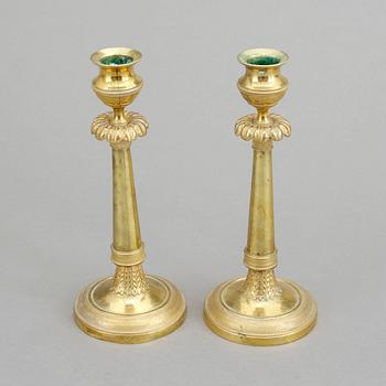 LJUSSTAKAR, ett par, brännförgylld brons, empire, 1800-talets början.