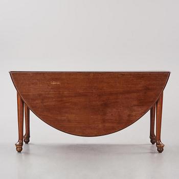 A George III mahogany gateleg table, late 18th century.