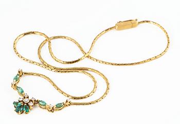 COLLIER, med smaragder och briljantslipade diamanter.