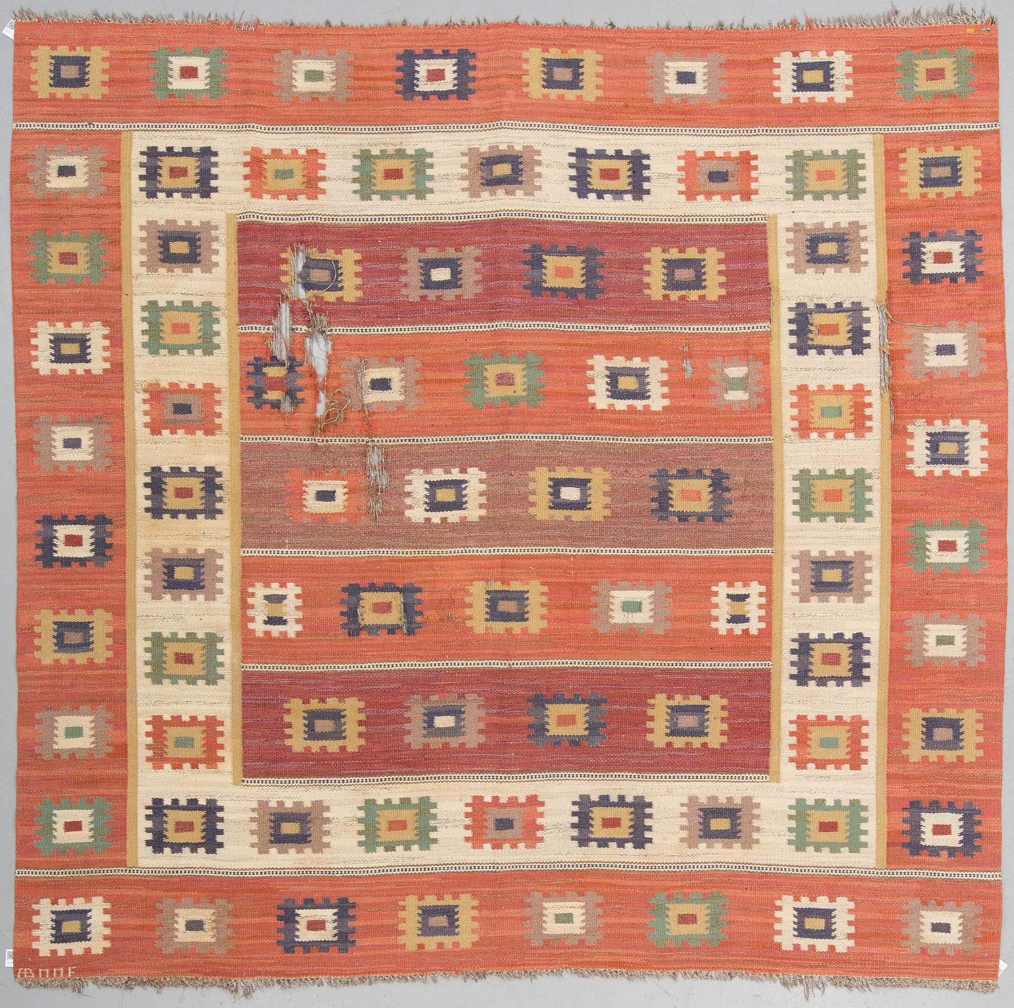 MÄRTA MÅÅS-FJETTERSTRÖM, MATTA, "Röd grön äng", rölakan, ca 253 x 255,5 cm, signerad AB MMF.