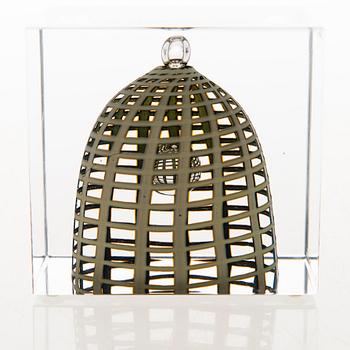 OIVA TOIKKA, AN ANNUAL CUBE, glass, signed Oiva Toikka Nuutajärvi 2002, numbered 98/2000.