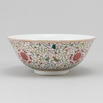 A Chinese famille rose bowl, early 20th century.