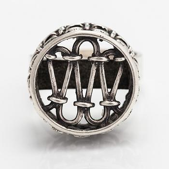 Pentti Sarpaneva, A silver ring. Turun Hopea, Turku 1974.