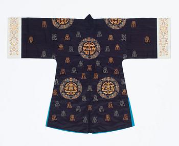 ROBE, silk. China late Qing. Height 112 cm.