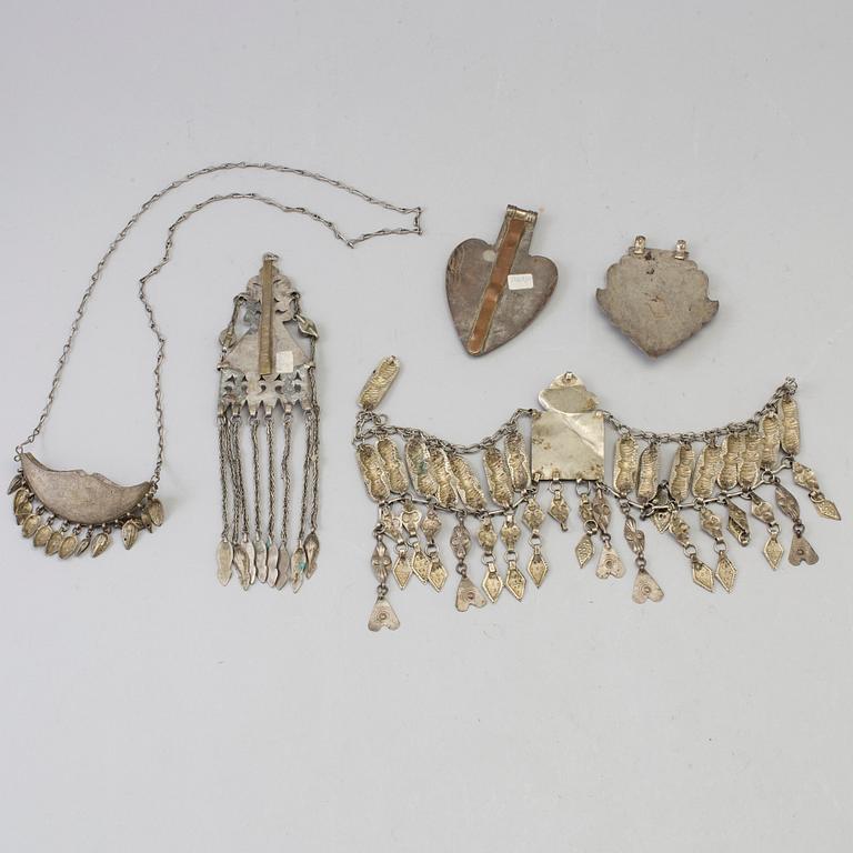 Five tibetan/chinese decorpieces, low halt silver, metal and stone, 20th century.