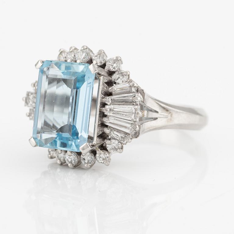 Ring, cocktailring, platina med akvamarin och trapets- och briljantslipade diamanter.