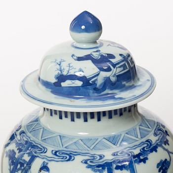 A blue and white jar with cover, late Qing dynsty, circa 1900.