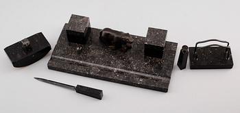 SKRIVBORSDSUPPSATS, 5 delar, svart marmor, 1900-talets första hälft.