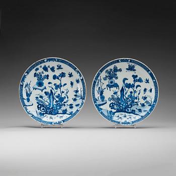 1711. A pair of blue and white dishes, Qing dynasty, Kangxi (1662-1722).