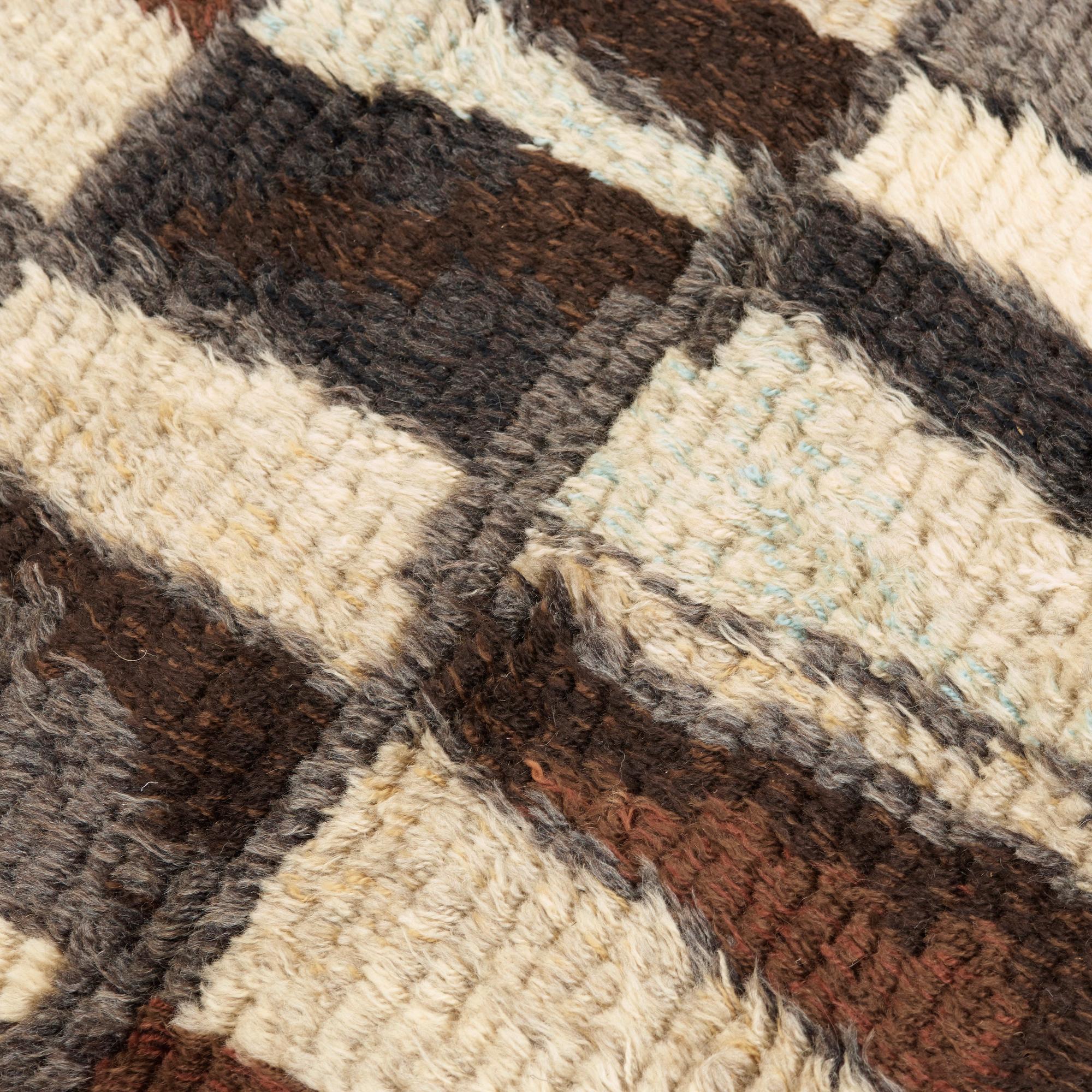 M Harström, MATTA. "Mörk konstruktion". Rya. 223 x 138,5 cm. M. Harström, Hemslöjden, Borås.