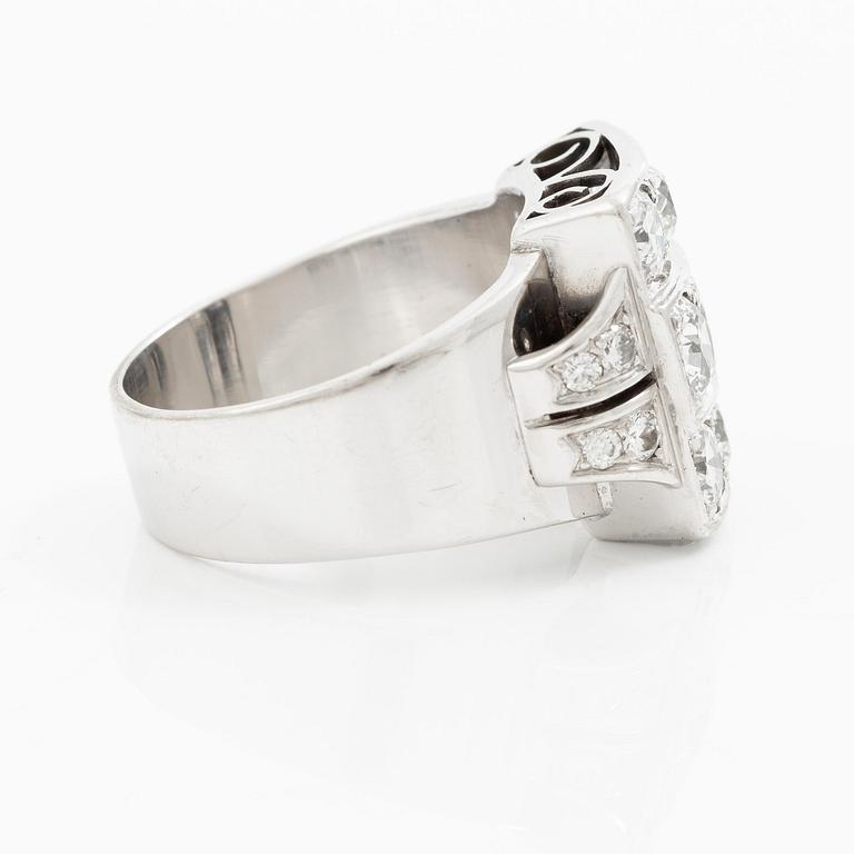 Ring 18K vitguld med runda briljant- och gammalslipade diamanter.