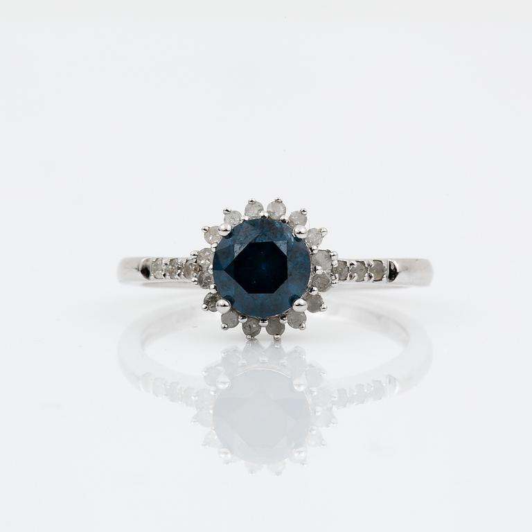 RING,14K vitguld med kraftfull mörkblå diamant 0,94 ct. med åttakantslipade diamanter. Vikt 2,70 g.
