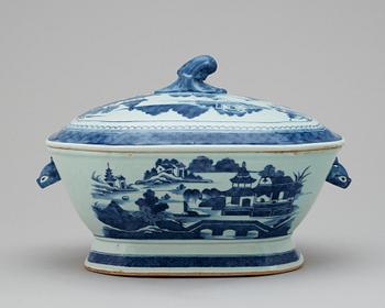 A blue and white tureen with cover. Qing dynasty Qianlong (1736-95).