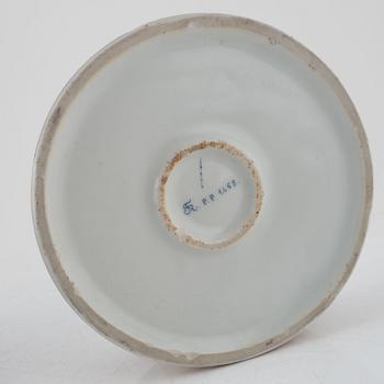 A porcelain box, 19th Century.