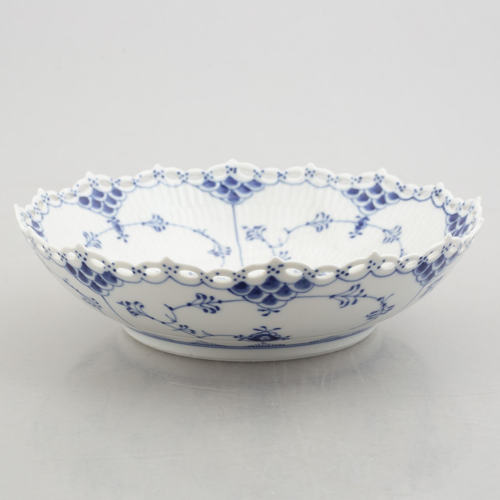 A group of three dishes and a cofee pot, "Blue fluted Full Lace" and "Blue Fluted Plain"/"Musselmalet", Royal Copenhagen.
