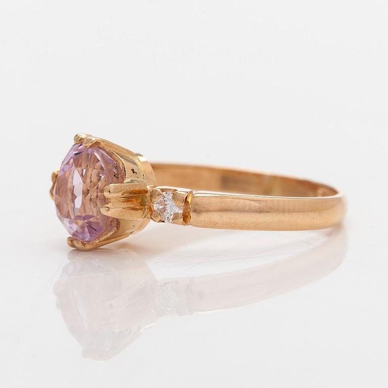 Sormus, 18K kultaa, kunziitti ja timantteja.