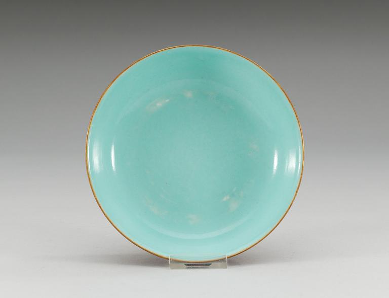 A famille rose dish, Qing dynasty (1644-1912), with Qianlong´s seal mark.