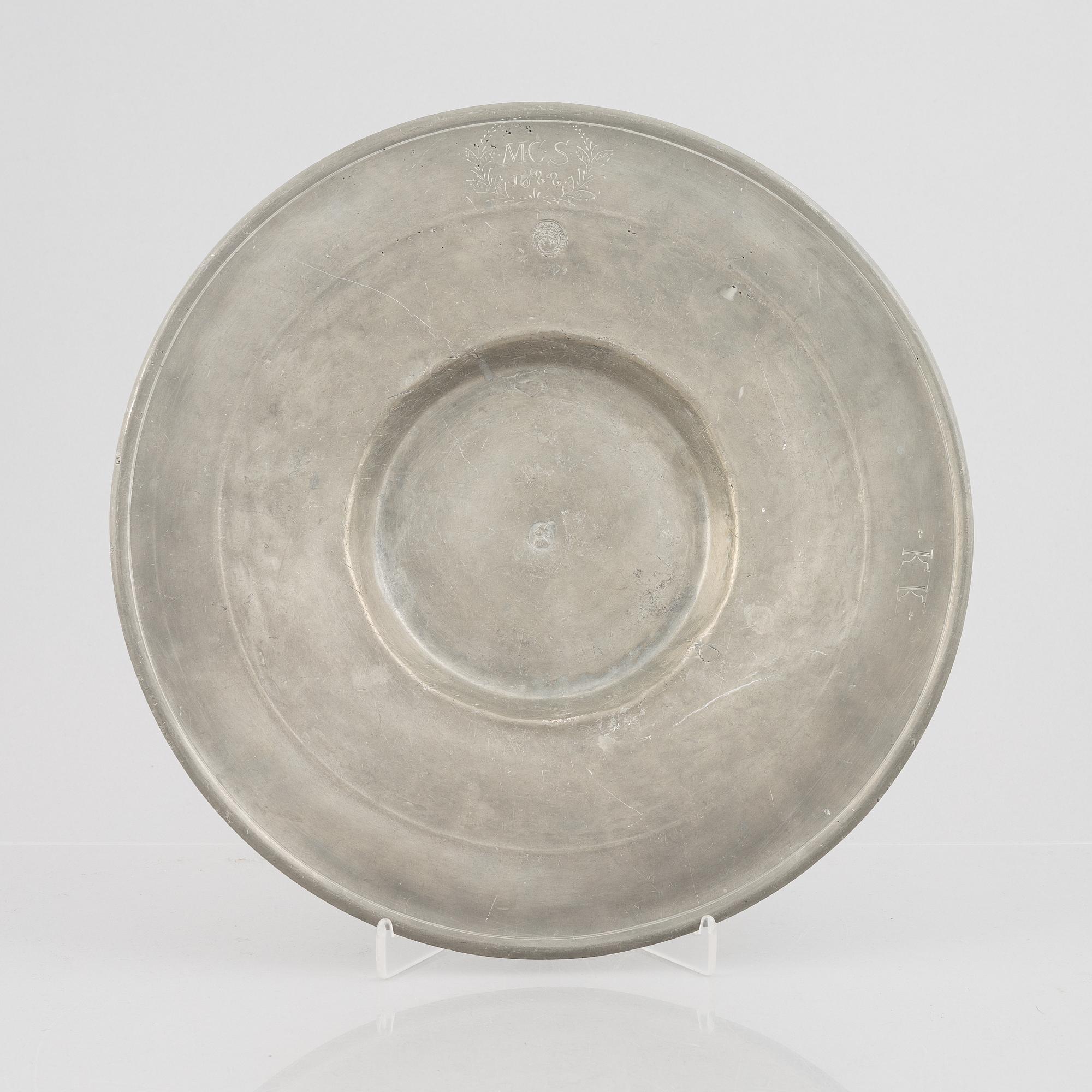 A presumably German baroque pewter charger, early 18th century.