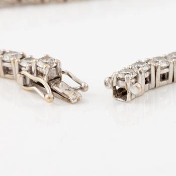 Tennis bracelet 18K white gold with round brilliant-cut diamonds.
