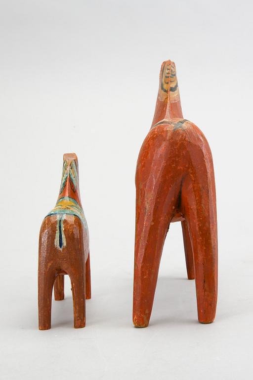 Dalahästar, 2 st, Troligen Nisser-gården Vattnäs, bär påskrift och årtal 1901 samt 1925.