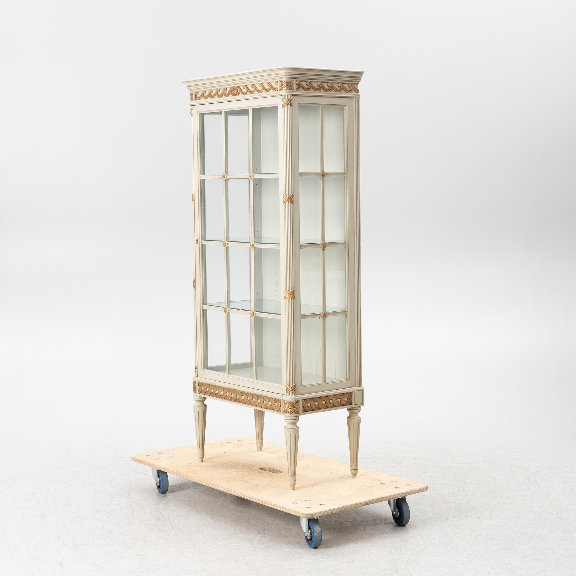 Vitrinskåp, sengustaviansk stil, 1900-tal.