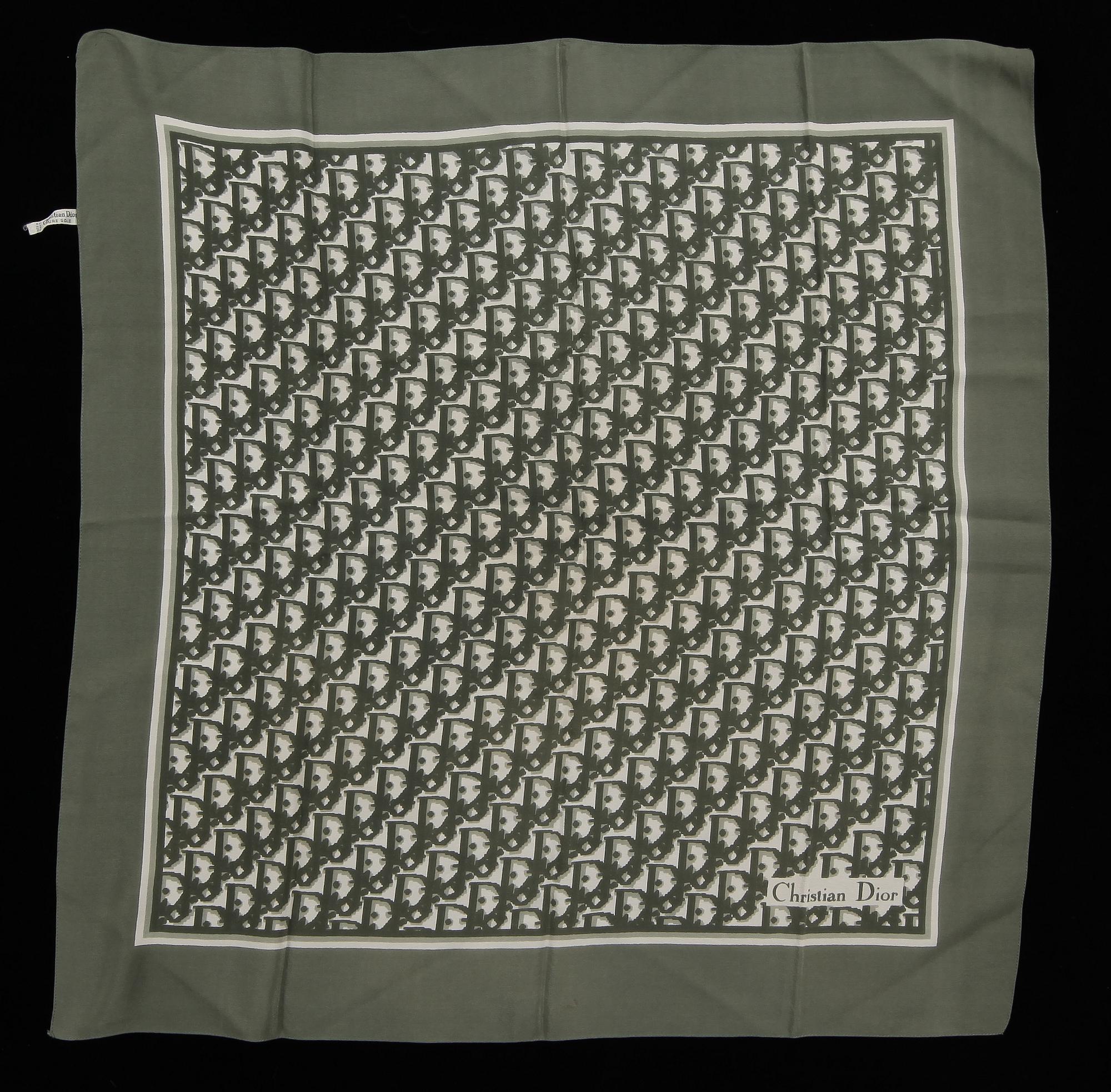 SCARF, Christian Dior, Paris, 1900-talets sista kvartal.