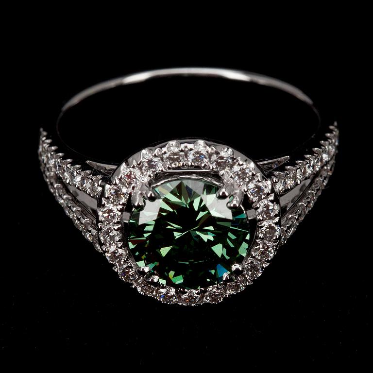 RING, vitguld 18K, briljantslipade små diamanter, tot. 0,53 ct, mittsten grön diamant 1,66 ct. Vikt 3,8 g.