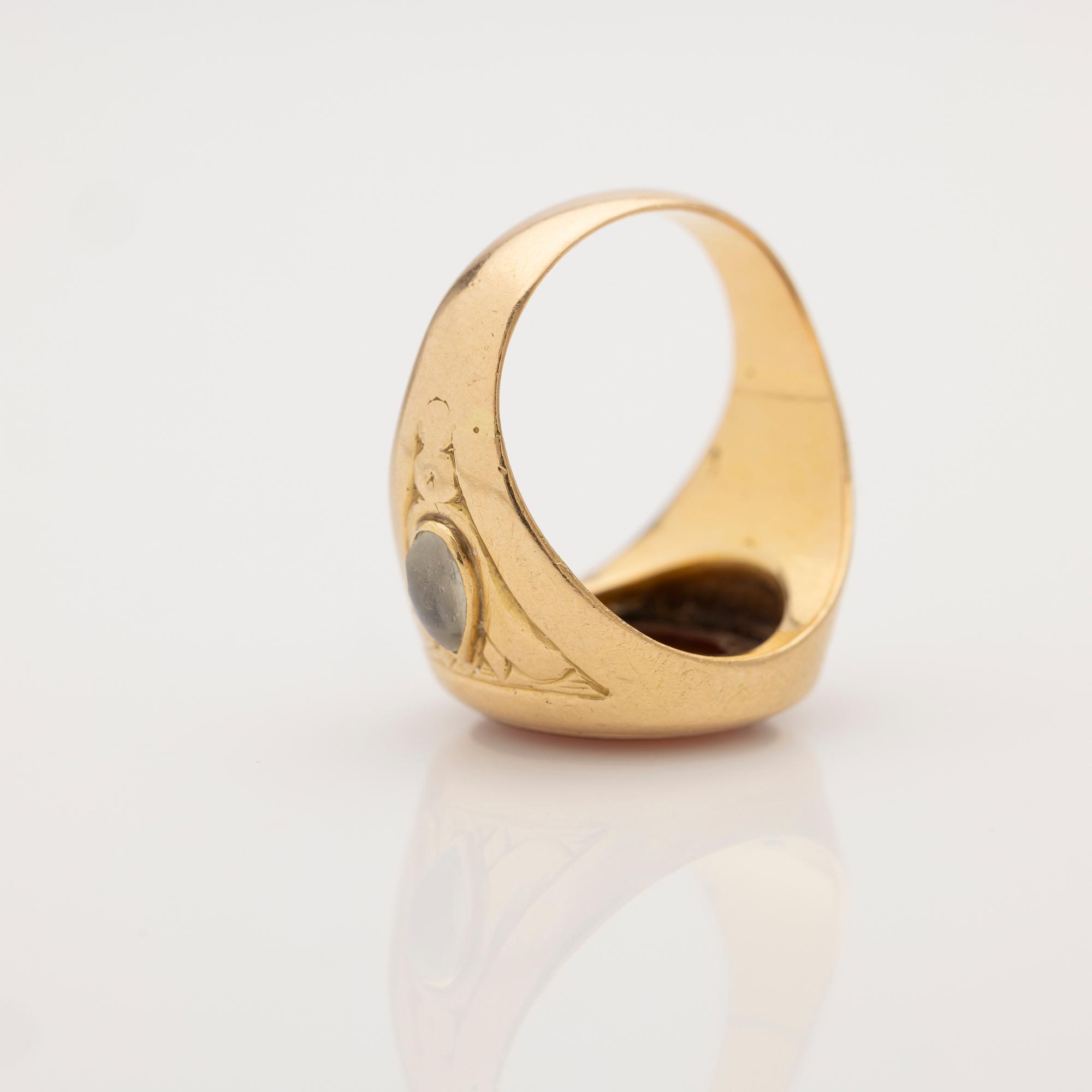 Cocktail ring, 18k gold with red and moonstones.
