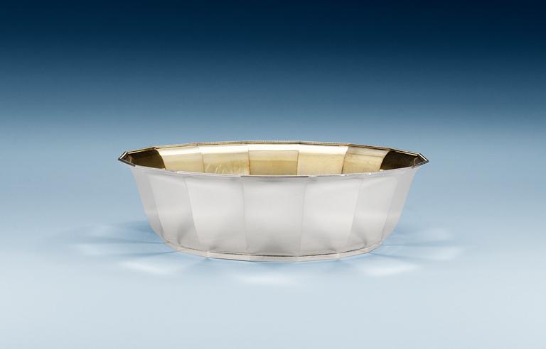 A Wiwen Nilsson faceted bowl with gilt interior, Lund 1930.