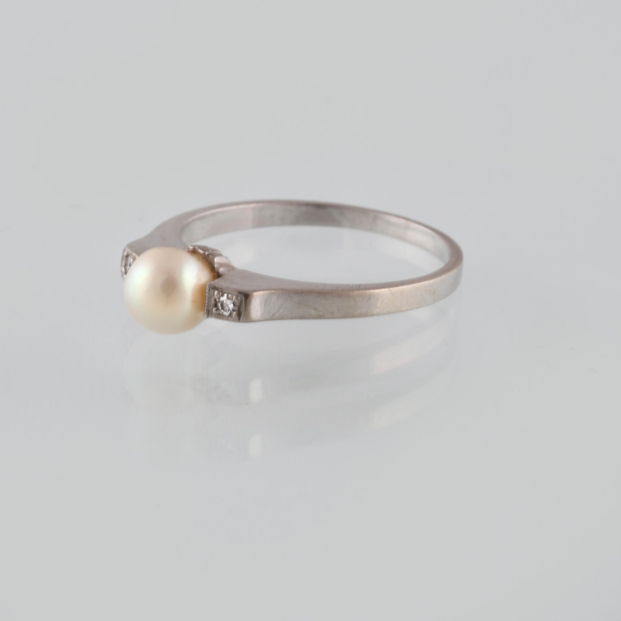 RING, 18K vitguld med odlad pärla och 2 åttkantslipade diamanter, Tesi, Göteborg, 1954. Vikt 3,4 gram.
