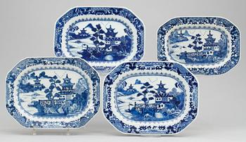 357. A set of four (3+1) blue and white serving dishes, Qing dynasty, Qianlong (1736-95).