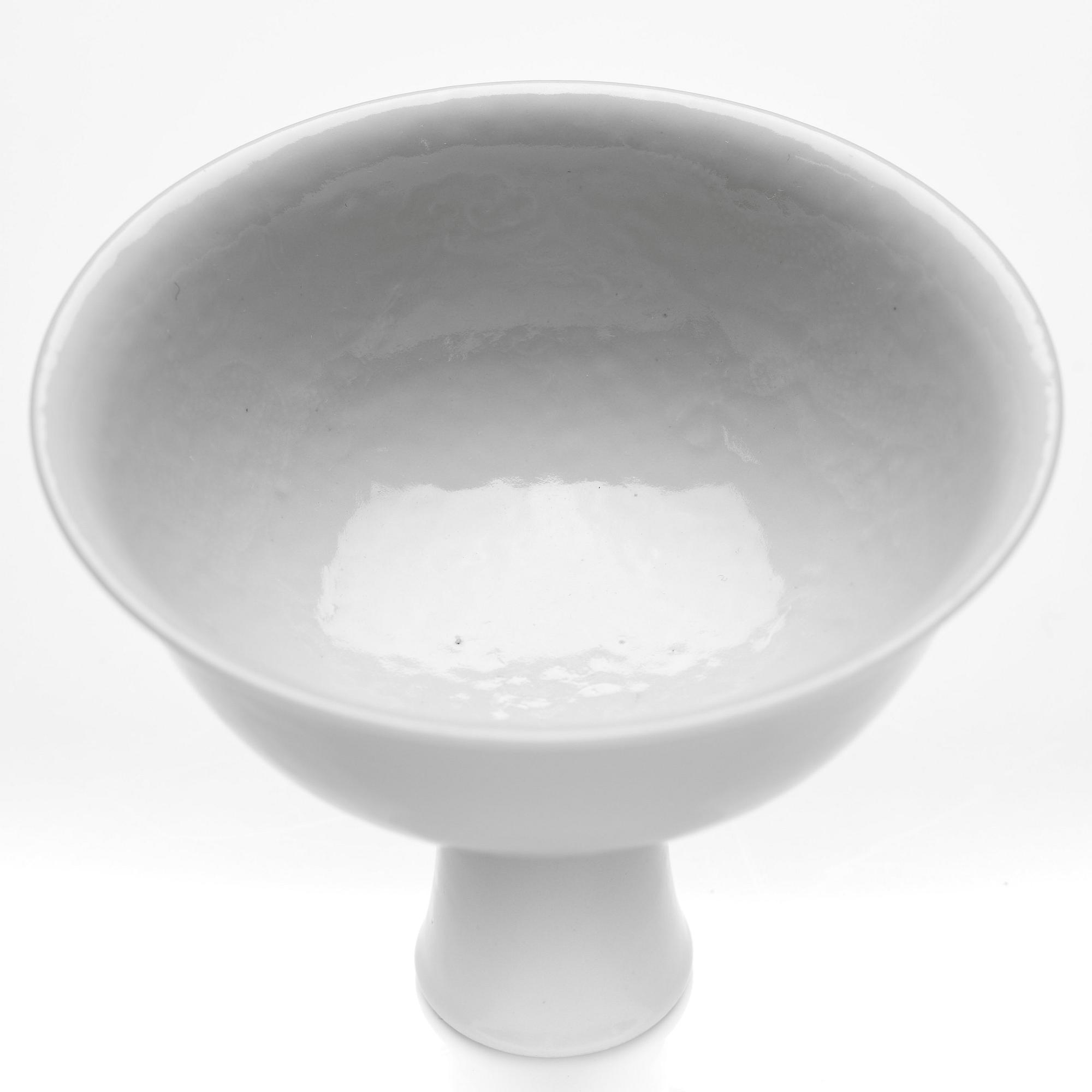 Stemcups, ett par, vitglaserade med anhuadekor. Qingdynastin, 1800-tal.