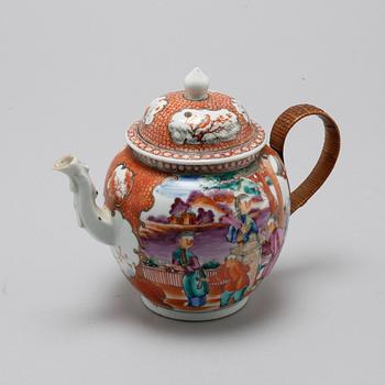 A CHINESE PORCELAIN TEA POT WITH LID 18TH CENTURY.