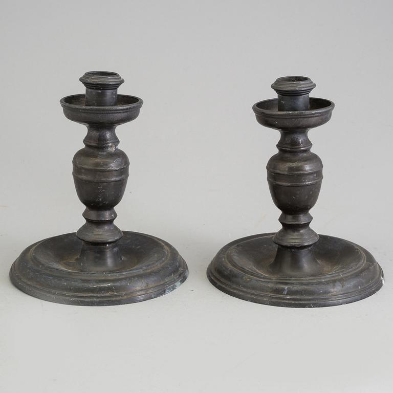 A PAIR OF BARQUE PEWTER CANDLESTICKS, 17th/18th century.