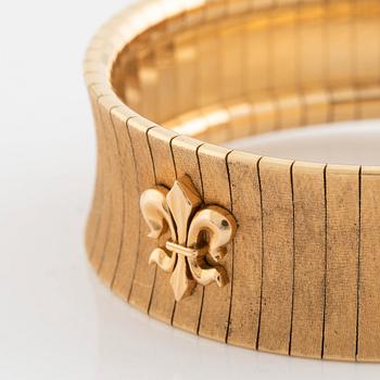 An 18K gold bracelet.