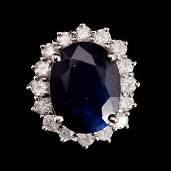 RING, 10 k vitguld, mörkblå safir ca 6.0 ct samt diamanter tot ca 1.0 ct.