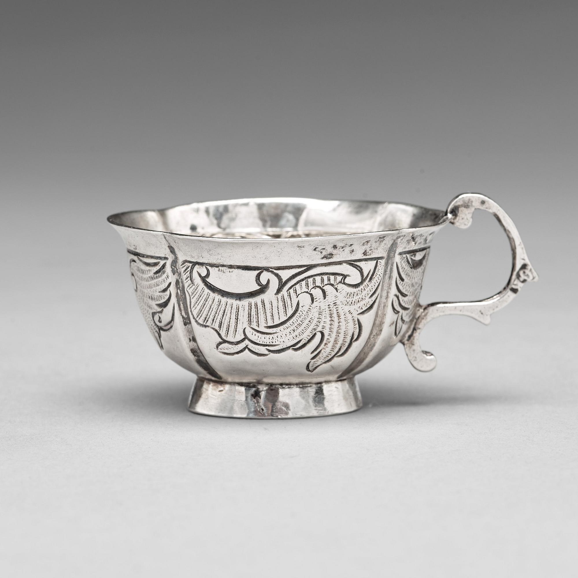 A Russian silver vodka cup, makers mark Fyedor Tichonov Kryskev, Moscow 1770´s.