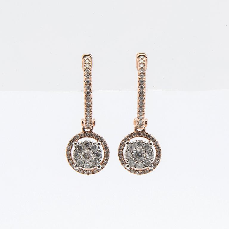 Örhängen, ett par, 14K roseguld med briljantslipade diamanter.