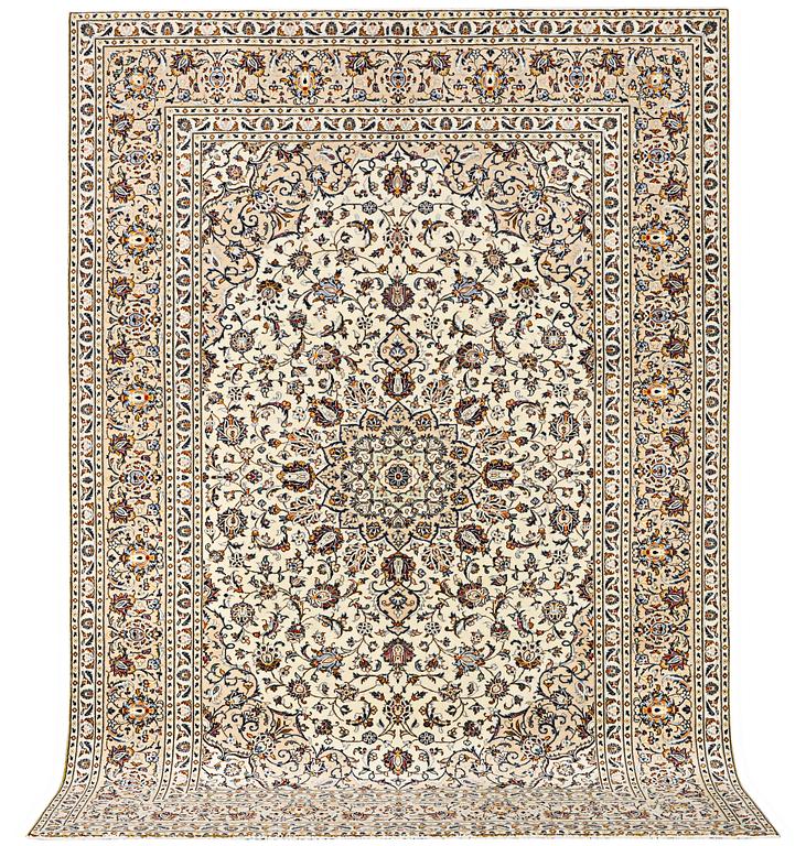 A Kashan carpet, c. 345 x 242 cm.