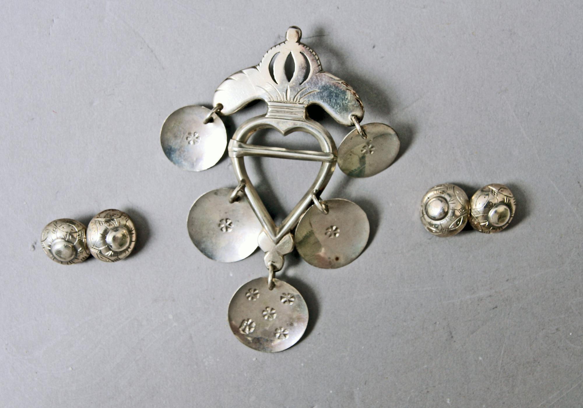 DRÄKTSMYCKEN, silver, brosch och manschettknappar.