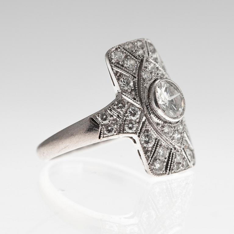 A RING, 9K white gold, brilliant cut diamonds c. 1.00 ct. Center stone c. 0.45 ct. Size 16-. Weight 3 g.