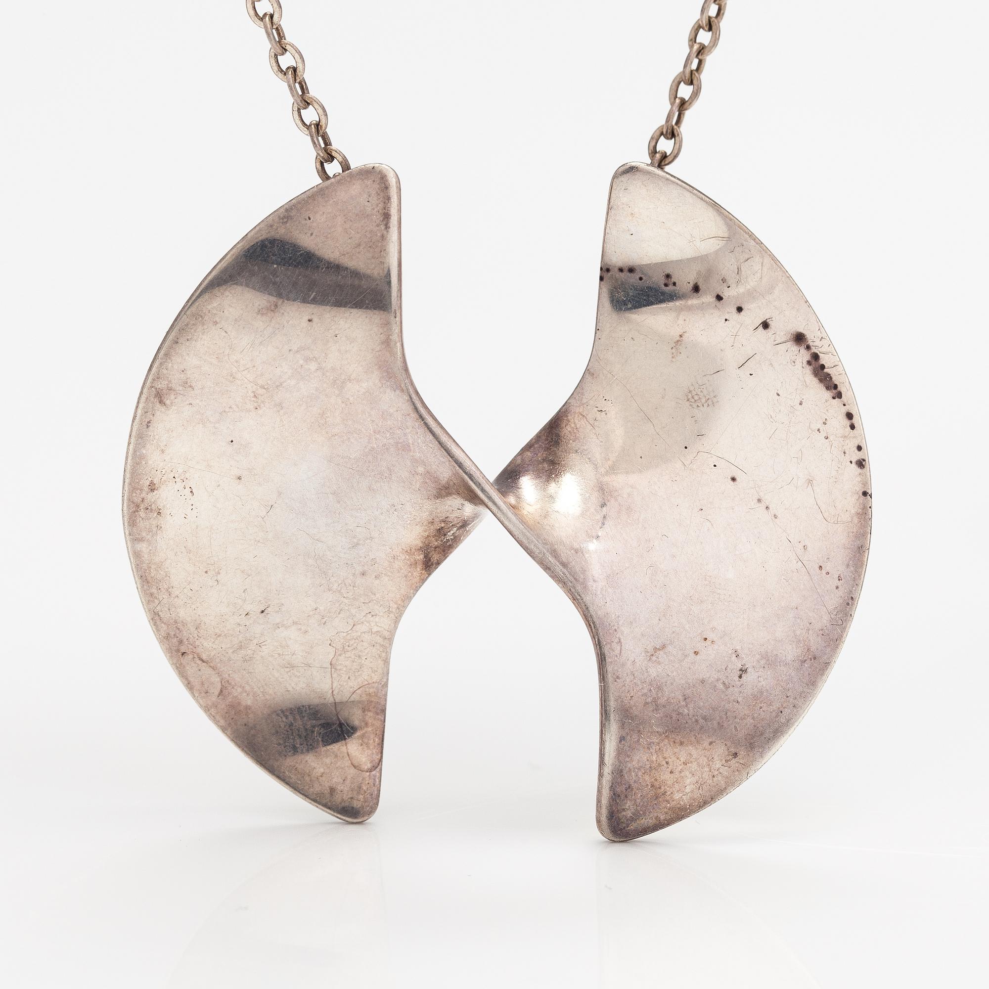 Pekka Piekäinen, Halsband, sterlingsilver. Auran Kultaseppä, Åbo 1975.