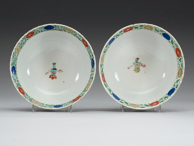 A pair of famille verte bowls, Qing dynasty, Kangxi (1662-1722).